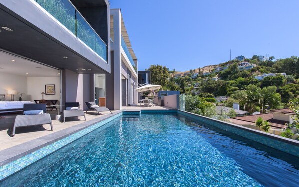 Gorgeous crystal clear pool which overlooks the amazing views 