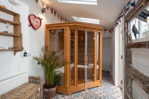 Sauna for 3 people - infra red so not a danger to small children