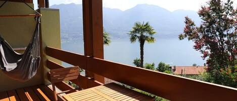 Balkon mit wunderschöner Aussicht auf den Lago Maggiore