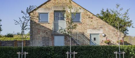 Exterior and entrance, Granary at Hunt Court, Bolthole Retreats