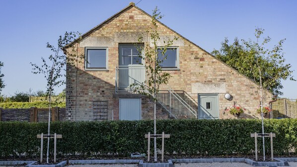 Exterior and entrance, Granary at Hunt Court, Bolthole Retreats