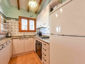 Cabinetry, Comptoir, Meubles, Robinet, Evier, Évier, Bâtiment, Tiroir, Bois, Cuisine