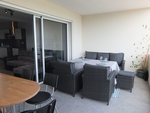 Möbel, Tabelle, Komfort, Gebäude, Holz, Flooring, Interior Design, Eigentumswohnung, Fussboden