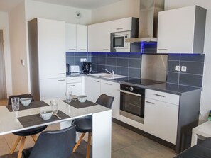 Cabinetry, Spüle, Eigentum, Sinken, Countertop, Küchengerät, Zapfhahn, Gebäude, Herd, Küche