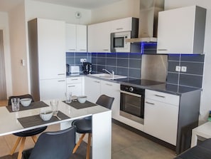 Cabinetry, Spüle, Eigentum, Sinken, Countertop, Küchengerät, Zapfhahn, Gebäude, Herd, Küche