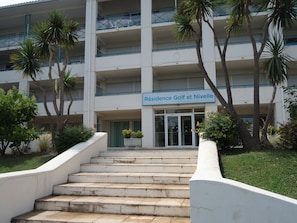 Plante, Bâtiment, Fenêtre, Arbre, Escaliers, Arecales, Zone Résidentielle, Façade, Immobilier, Condominium