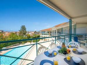 Ciel, Propriété, Table, Vaisselle, Bleu Azur, Ombre, Bâtiment, Plante, Pot De Fleur, Design Urbain