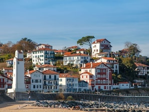 Ciel, L'Eau, Bâtiment, Nuage, Fenêtre, Bleu Azur, Arbre, Plante, Maison, Cotiers Et Relief Océaniques
