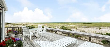 Unobstructed views of Cape Cod Bay