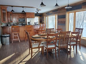 Full kitchen and dining room seating for 14!
