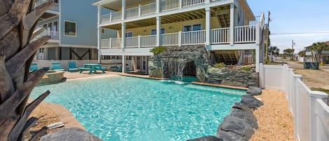 Welcome to 1000 Island Lagoon! Enjoy the huge walk-in pool with waterfalls!