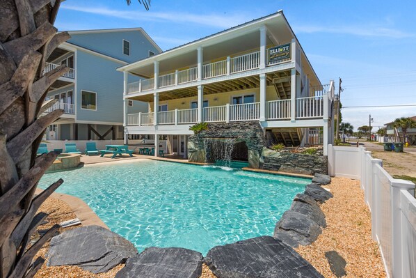 Welcome to 1000 Island Lagoon! Enjoy the huge walk-in pool with waterfalls!