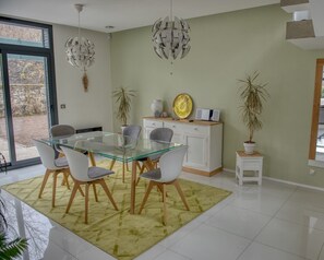 Salle à manger et chaine Hifi