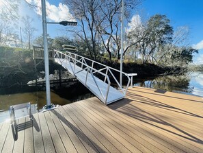 Gangway and floating dock 