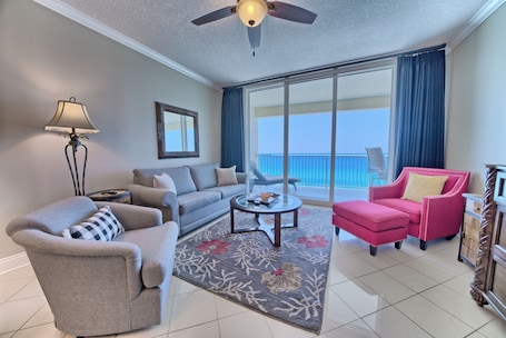 Living room with access to the balcony with a fantastic view of the beach/gulf