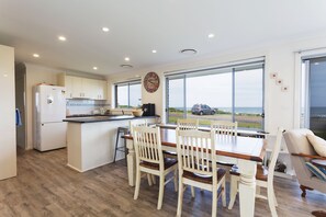 Open plan kitchen/dining