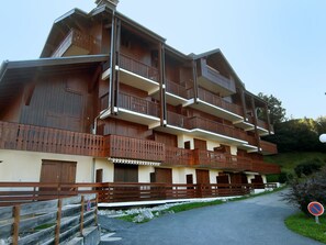 Building, Sky, Plant, Property, Window, Wood, Land Lot, House, Urban Design, Residential Area