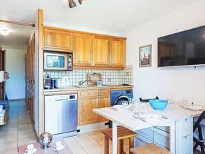 Möbel, Holz, Interior Design, Flooring, Decke, Fussboden, Cabinetry, Zimmer, KĂŒche, Countertop
