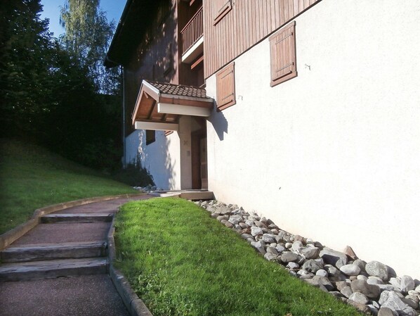 Pflanze, Fenster, Gebäude, Strassenbelag, Grundstueck, Gras, Holz, Asphalt, Wohngebiet, Steigung