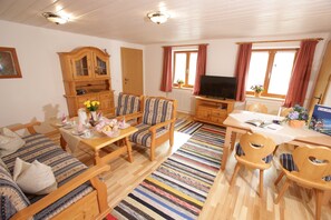 Ferienwohnung Rauschberg 50qm, Balkon, Küche, 1 Schlafzimmer, 1 Wohnschlafraum-Wohnzimmer