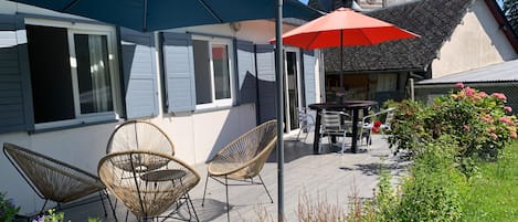 La terrasse plein sud pour déjeuner ou simplement se poser