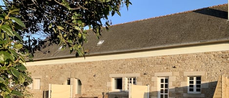 Façade de la longère, avec le gîte au milieu 