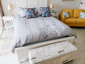 Deluxe queen size bed, high end bedding, big pillows. 