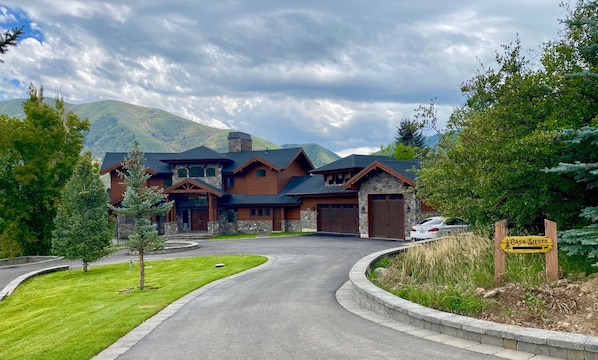 Summer view. Long, spacious driveway.