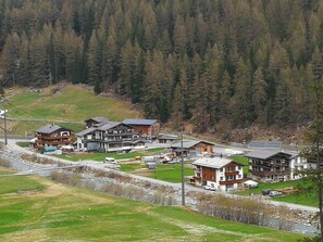 Gebäude, Pflanze, Haus, Baum, Natürliche Landschaft, Hochland, Grundstueck, Biome, Lärche, Steigung