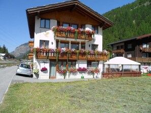 Himmel, Gebäude, Pflanze, Berg, Fahrzeug, Auto, Haus, Freizeit, Fenster, Ländliches Gebiet