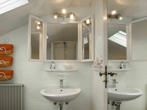Mirror, Tap, Bathroom Sink, Plumbing Fixture, Sink, Property, White, Bathroom, Bathroom Cabinet, Purple