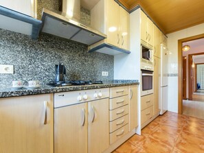 Cabinetry, Countertop, Möbel, Eigentum, Küche, Gebäude, Holz, Interior Design, Küchengerät, Holzbeize