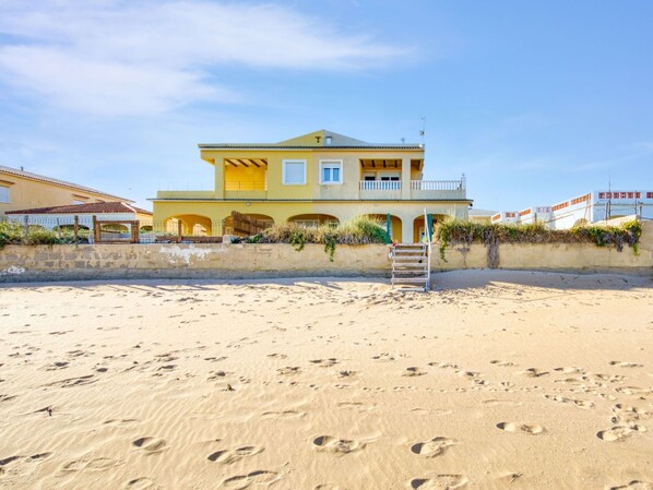 Ciel, Nuage, Plante, Propriété, Fenêtre, Bleu Azur, Bâtiment, Plage, Ombre