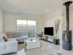 Couch, Möbel, Eigentum, Pflanze, Beleuchtung, Interior Design, Flooring, Wohnzimmer, Fussboden