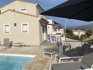 Vue de la maison de la piscine