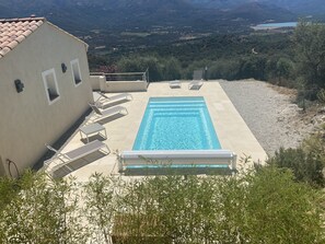 Vue sur le lac de Codole et le Montegrosso depuis la piscine