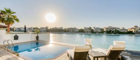 Holiday villa with pool and private beach in Palm Jumeirah Dubai