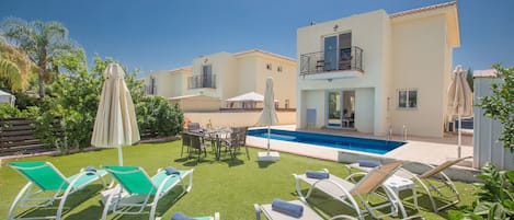 Villa Carine, Beautiful 3BDR Villa, Close Walking Distance to the Beach