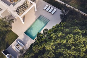 Featuring a private pool, BBQ & spectacular outdoor lounge settings