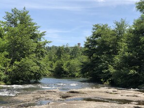 La rivière sous la Villa