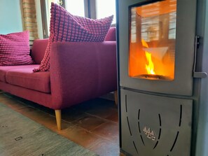 Estufa de pellets en el salón 