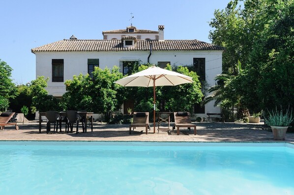Fachada sur con piscina y solarium