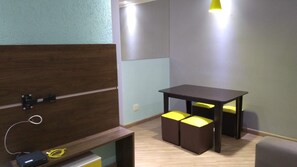 Sala de Estar: Sofá, TV, Wi-Fi, Mesa e pufs, Iluminação!