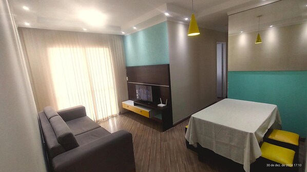 Sala de Estar: Sofá, TV, Wi-Fi, Mesa e pufs, Iluminação!
