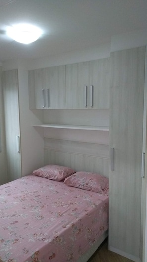 Quarto Suíte: Cama Queen, Guarda-Roupas com Cabides