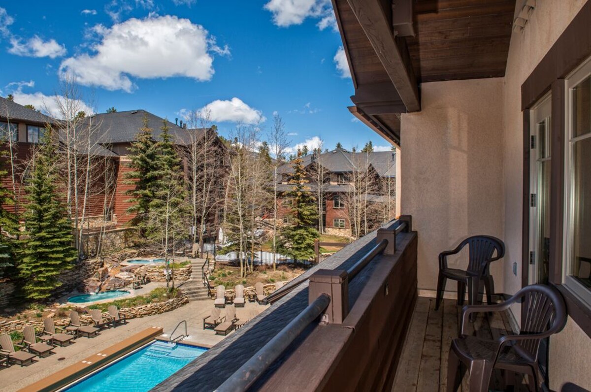 Luxury Ski IN/Out 3 Bedroom unit–Sleeps 10