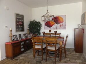 Dining room with table and 6 chairs