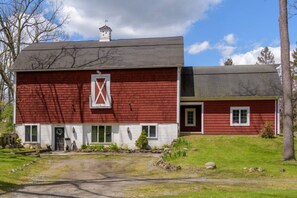 Looks like the country -- but located right in the village of Pittsford, minutes to the Erie Canal.