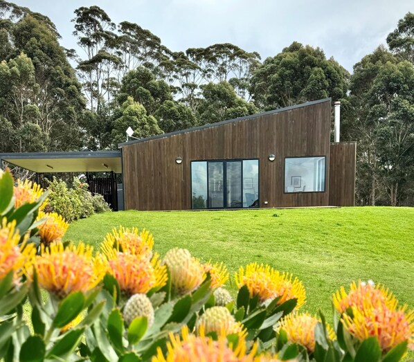 Walnut Grove: Modern comfort with expansive views (1533)