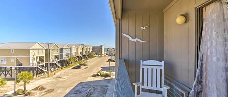 Garden City Vacation Rental | 3rd-Floor Condo | 1BR | 1BA | 600 Sq Ft